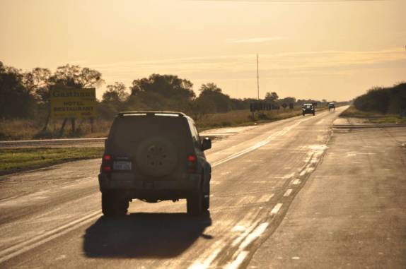 Estrada corta a infindável planície do Chaco paraguaio na região de Filadelfia